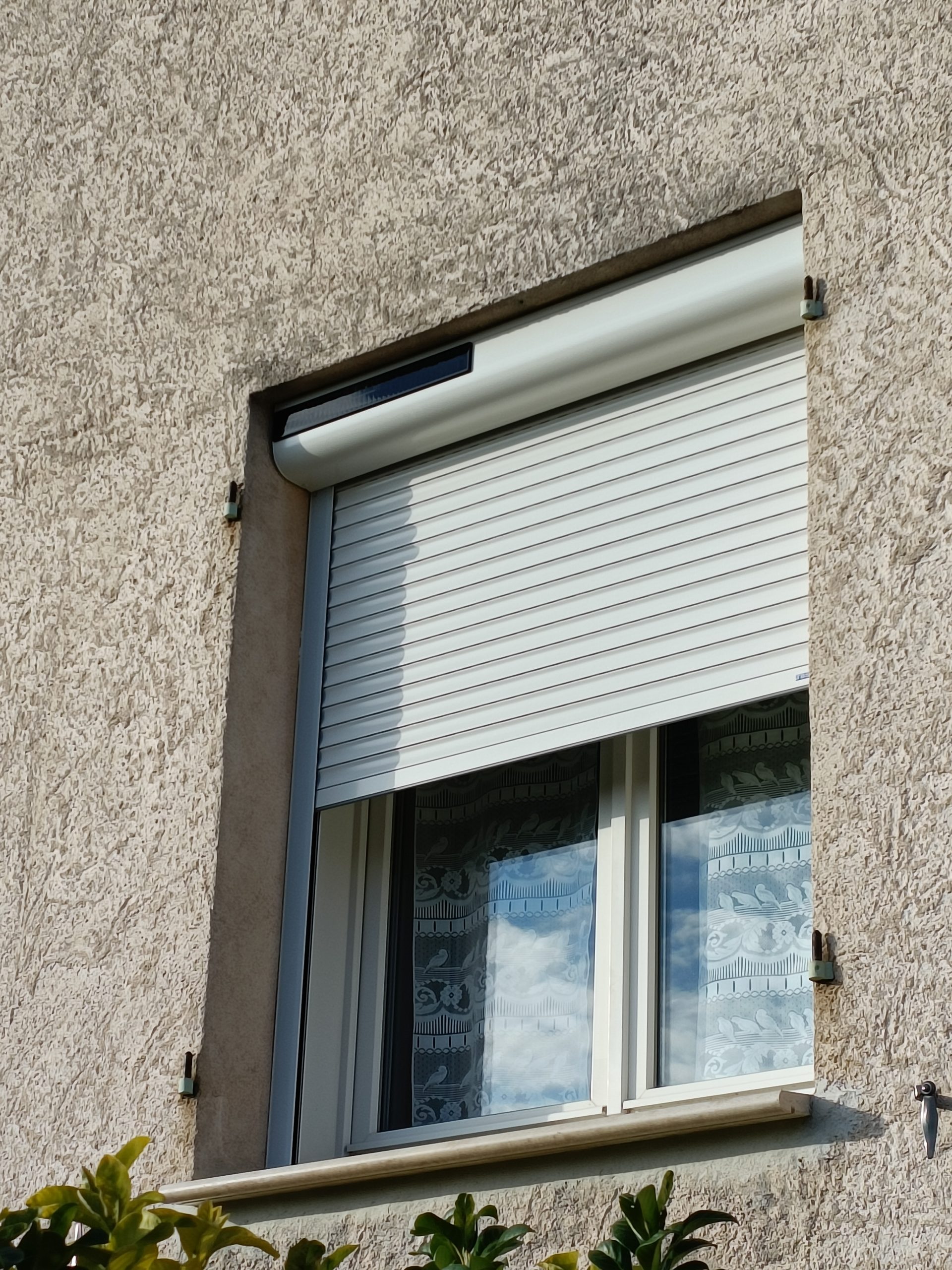 Volet roulant solaire coffre